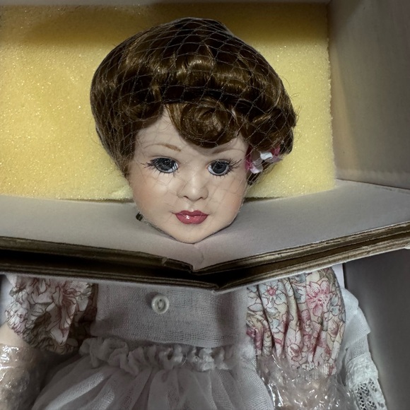 PARDISE GALLERIES Melissa Floral Porcelain Doll with Lace Dress - Picture 3 of 9